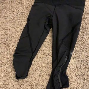 Lululemon size 6 black capris